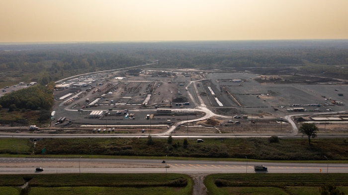 Vue aérienne du chantier de construction de l'usine Nemaska ​​Lithium.