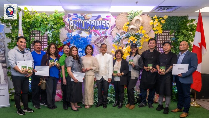 Grupo ng mga tao na nag-pose para sa isang litrato.