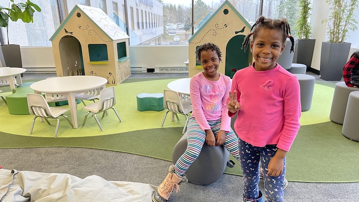 Les filles souriantes au milieu des jeux.