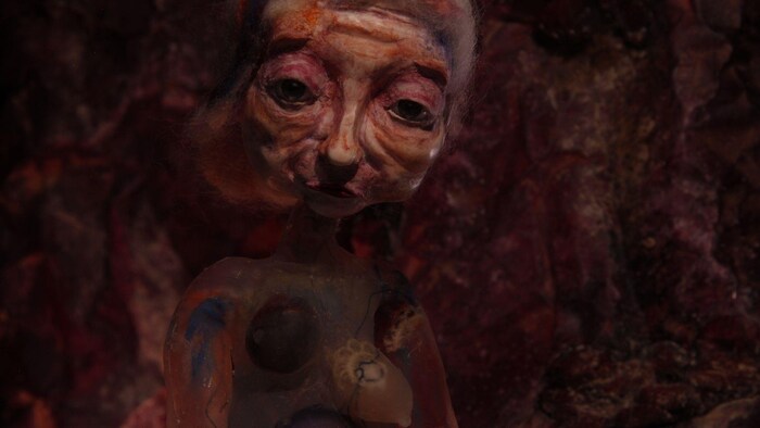 Une marionnette qui représente une femme.