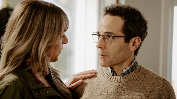 Christian Essiambre regarde la comédienne Tanya Brideau lors du tournage. Il porte des lunettes.