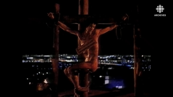 Une scène du film dans laquelle le personnage de Lothaire Bluteau est crucifié sur le mont Royal.