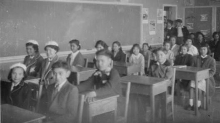 Des élèves dans une salle de classe du pensionnat de l'île Kuper.