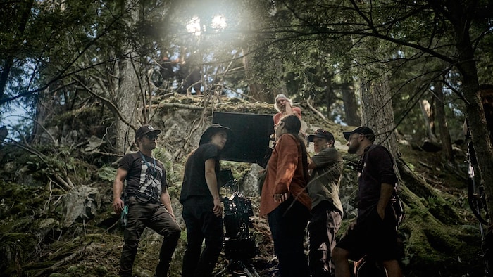 Une équipe de tournage de movie  en pleine forêt. 