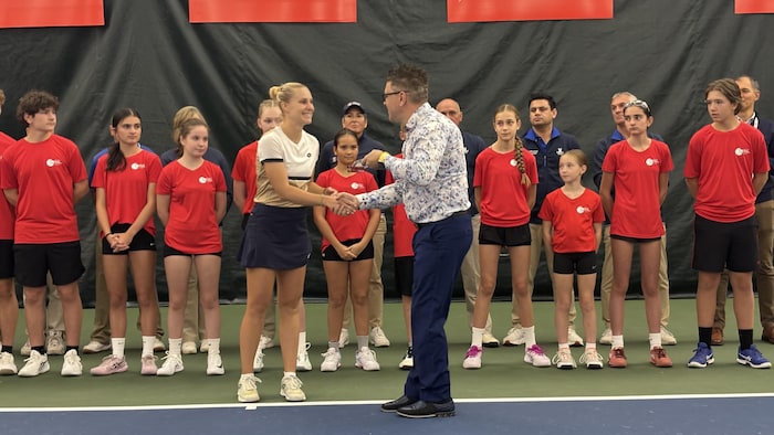 Anastasia Tikhonova reçoit lad trophé.