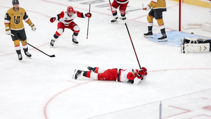 Jordan Staal célèbre un but couché sur la glace lors du quatrième match de la finale de la Coupe Stanley.