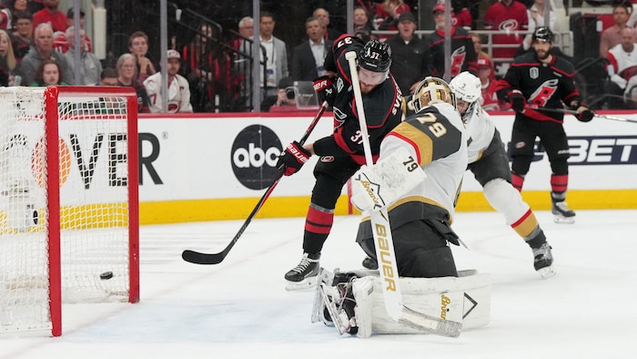 Le gardien des Golden Knights, Carter Hart, se fait déjouer.