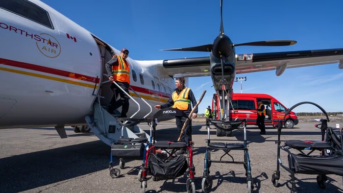 Un homme descend d'un avion.