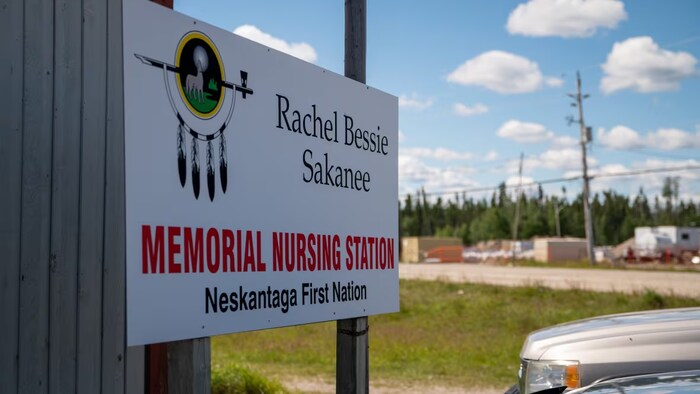Panneau montrant le lieu où se trouve le poste de soins infirmiers de la Première Nation de Neskantaga.