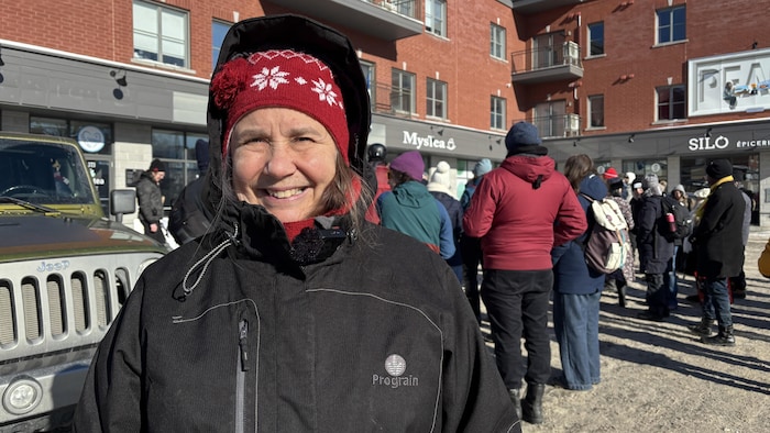 Sylvie Bonin sourit à la caméra.