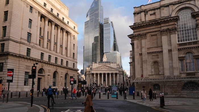 Un plan large du quartier financier de Londres.
