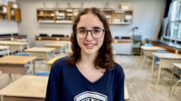 Une adolescente dans une classe.