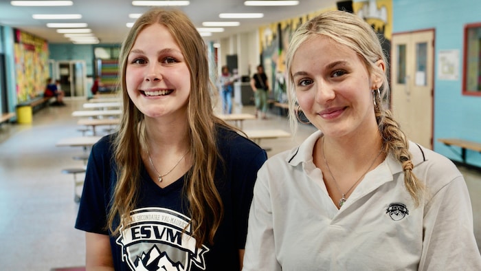 Deux adolescentes dans une école.