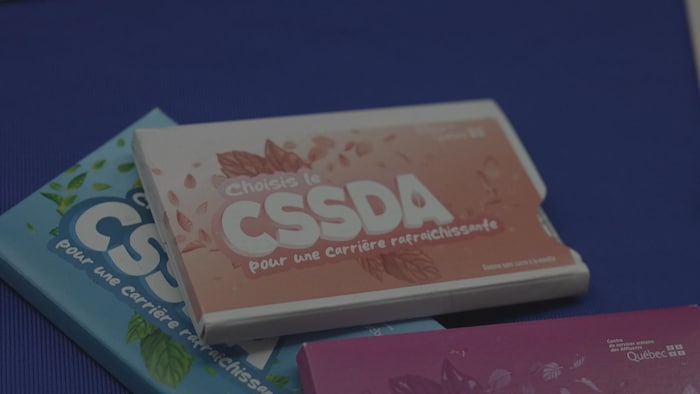 Des paquets de gomme à mâcher sont empilés.