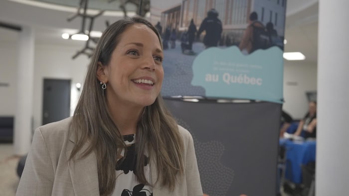 Une représentante d'un centre de services scolaire en entrevue. 