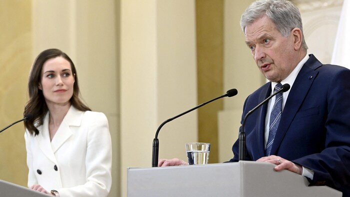 La première ministre finlandaise Sanna Marin et le président, Sauli Niinisto, en conférence de presse, le 15 mai 2022. 
