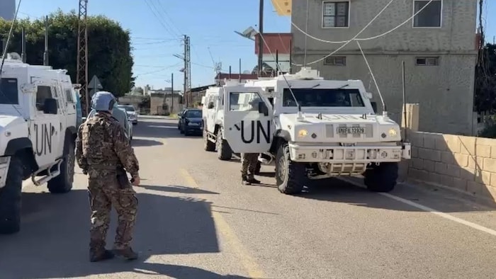 Des blindés de l'ONU garés sur le bord d'une route.