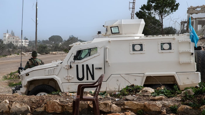Des soldats de la paix de l'ONU se tiennent à côté d'un véhicule blindé durant une patrouille dans le sud du Liban, le 22 février 2026. 