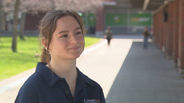 Fiona Kirby sur un campus universitaire.