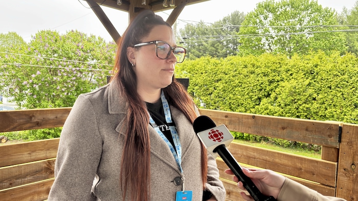 Une femme qui porte un porte-clés de la Fédération interprofessionnelle de la santé du Québec.