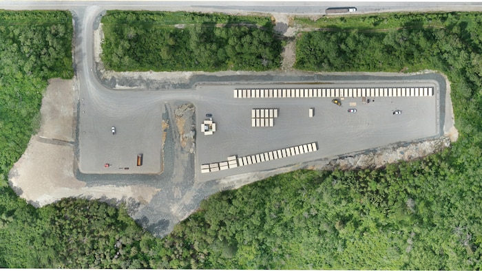 Une vue aérienne du site en forêt, avec ses conteneurs.