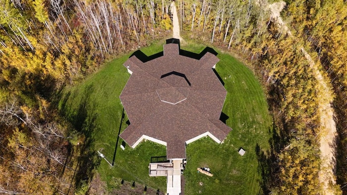 Vu du ciel, le pavillon Red Turtle Lodge, dans la Nation crie de Fisher River.