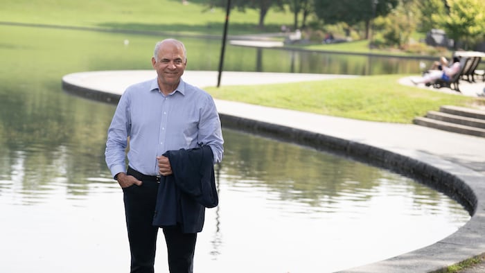 Former minister Pierre Fitzgibbon devant le lac aux Castors.