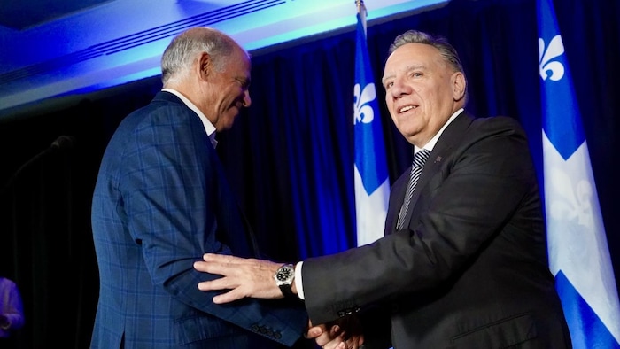 François Legault and Pierre Fitzgibbon serant la main.