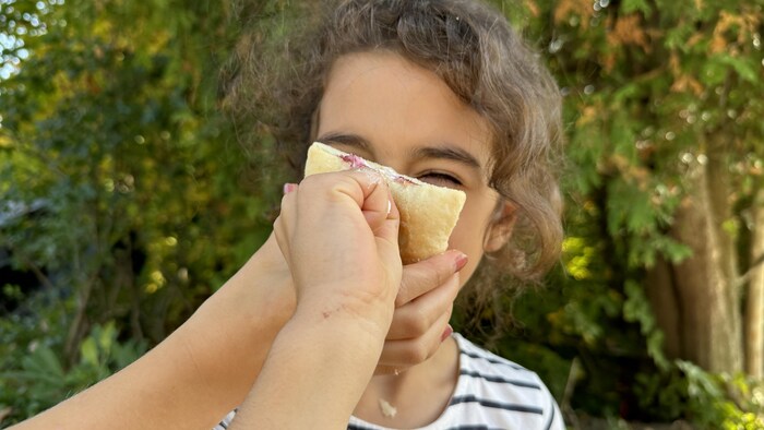 Une jeune fille reçoit un gâteau au visage.