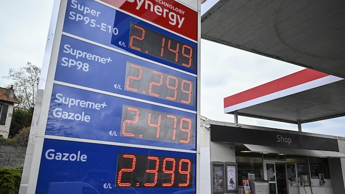 Un panneau indiquant les prix du jour du carburant dans une station-service d'Arcueil, dans la banlieue sud de Paris, le 2 avril 2026. 