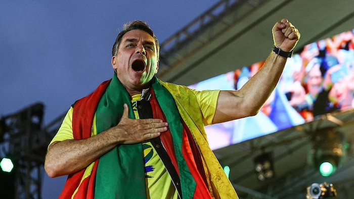 Flavio Bolsonaro prononce un discours lors d’un rassemblement.