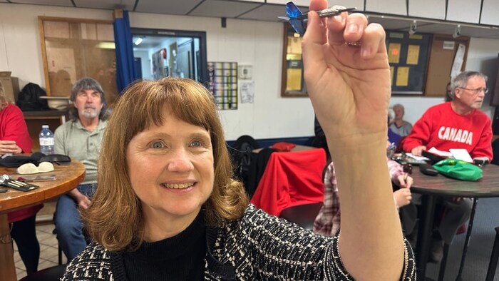 Carole Beaulieu est membre de la ligue de fléchettes pour personnes aveugles et malvoyantes de Windsor.