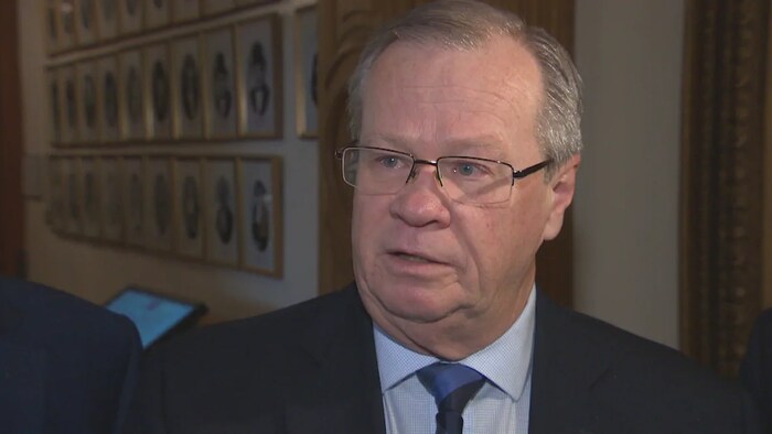 Ted Flemming interviewé dans un couloir de l'édifice de l'Assemblée législative à Fredericton.