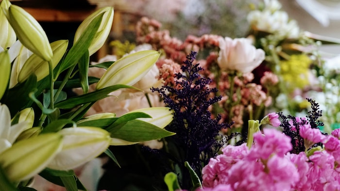 Des bouquets de fleurs.