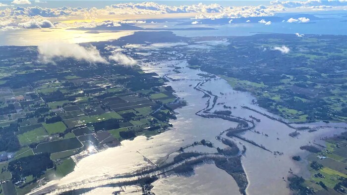 Une vue aérienne du fleuve Nooksack, dans l'État de Washington, qui a débordé de son lit près d'Abbotsford.