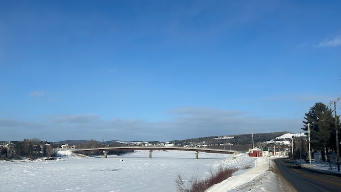 Frozen river, bridge. 