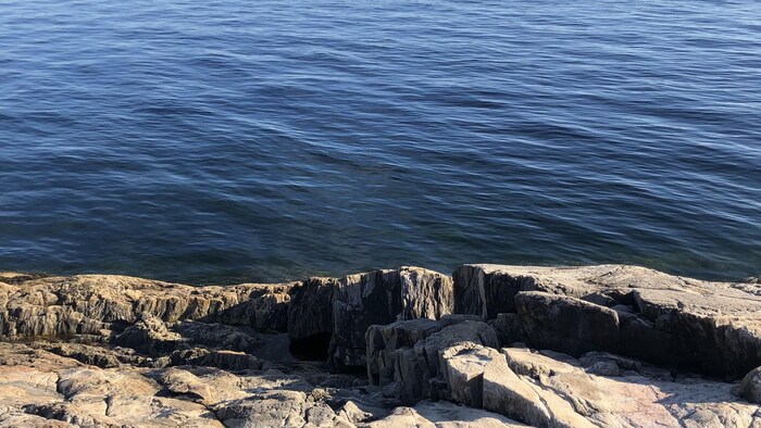 Le fleuve frappe les rochers dans le coin de Franquelin.