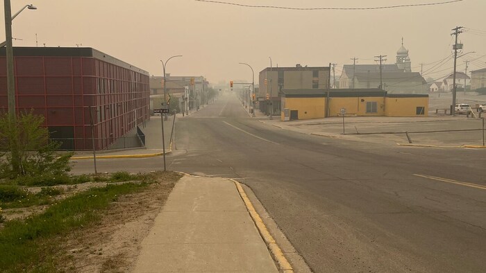 De l'épaisse fumée dans des rues désertes.