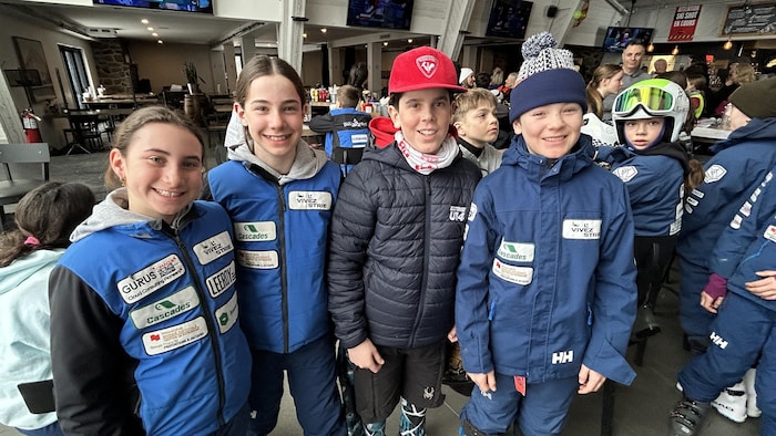 De jeunes athlètes posent pour la caméra. 