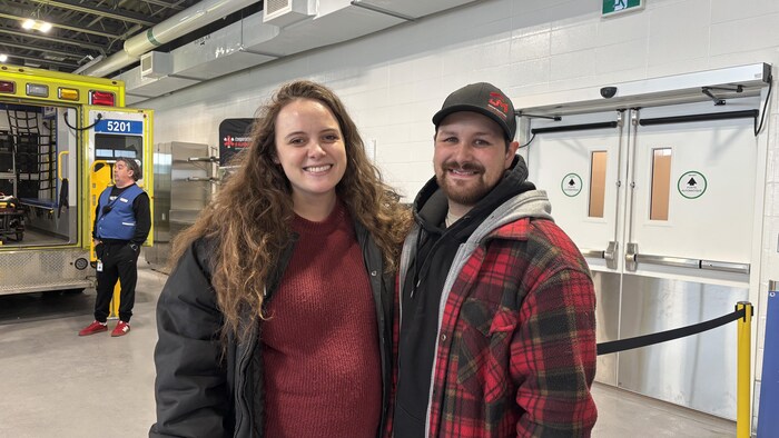 Le couple visite le nouveau pavillon. 