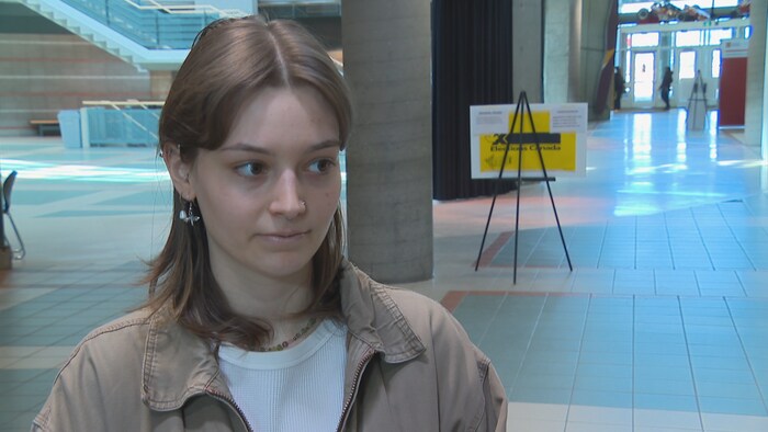 Elle donne une entrevue dans l'Université Laval.