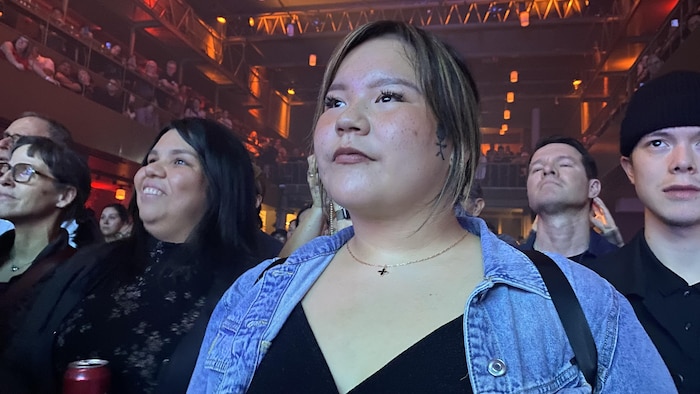 Un femme regardant devant soi.