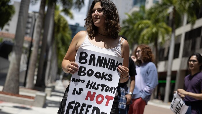 Une femme milite en Floride contre l'interdiction de livres dans les bibliothèques scolaires