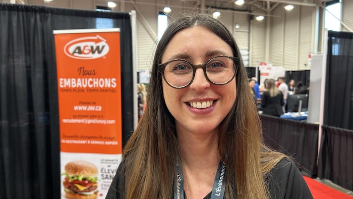 Florine Garcia pose devant le kiosque de l'entreprise A&W. 