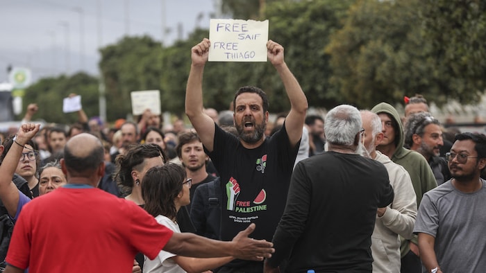 Des personnes manifestent.