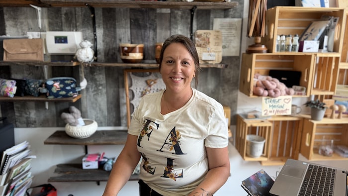 Josianne Poirier dans sa boutique. 