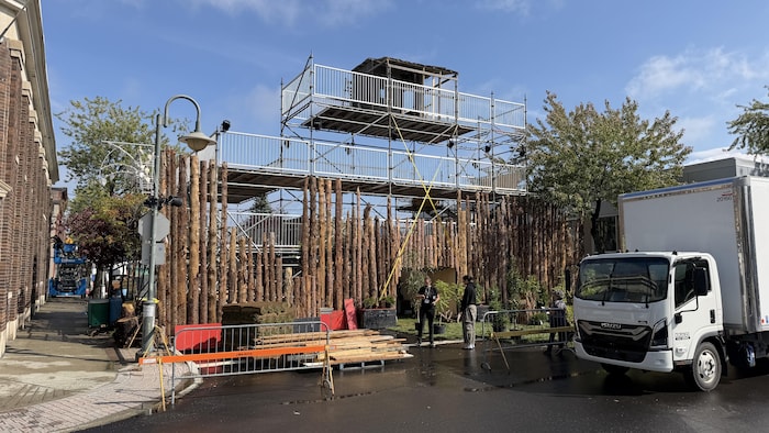 Une structure en bois aménagée dans une rue. 