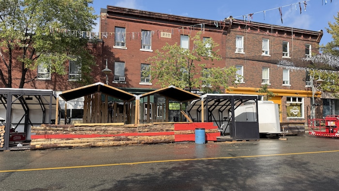 Des kiosques en bois dans une rue