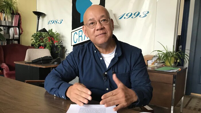 Nakaupo sa mesa si Fo Niemi.