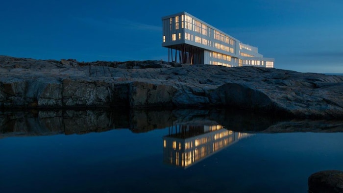 L'auberge Fogo Island Inn à la tombée de la nuit.